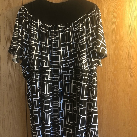 Black / White faux wrap top - Picture 4 of 4